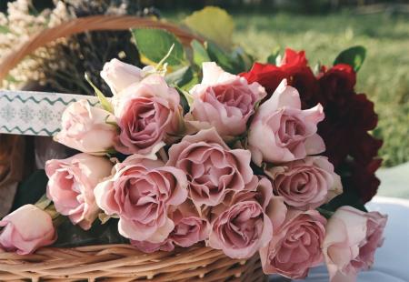 https://storage.bljesak.info/article/349058/450x310/ruze cvijece korpa na stolu.jpg